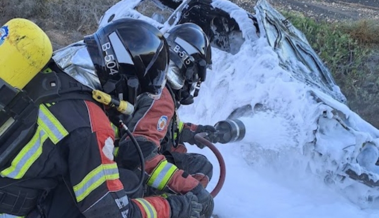 extinción del incendio de un coche accidentado