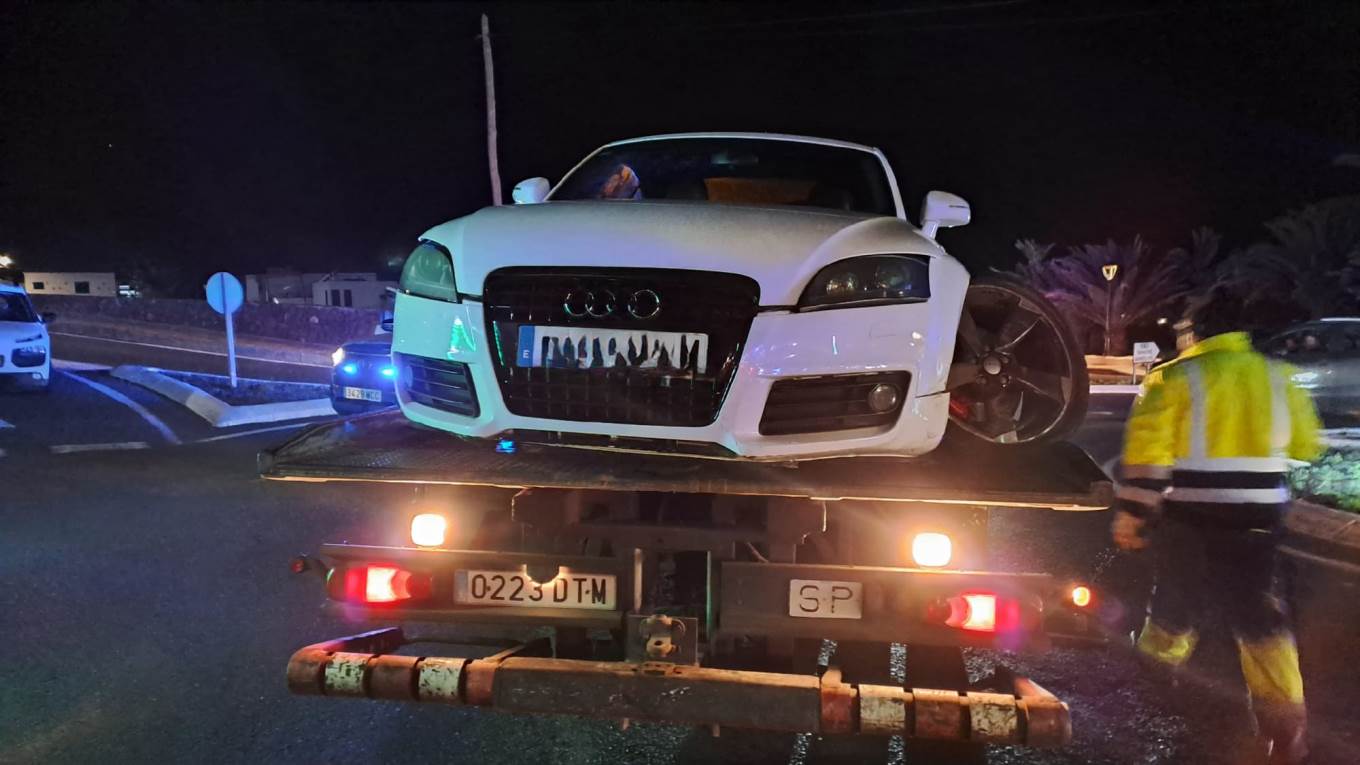 Un coche se sale de la vía y se lleva por delante dos farolas en Teguise 