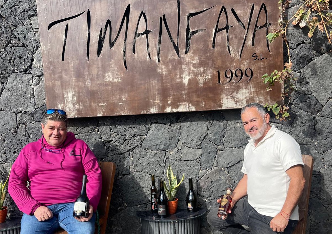 A la derecha Alberto González junto a Pedro Nolla, distribuidor de las bodegas. Vino de Lanzarote.