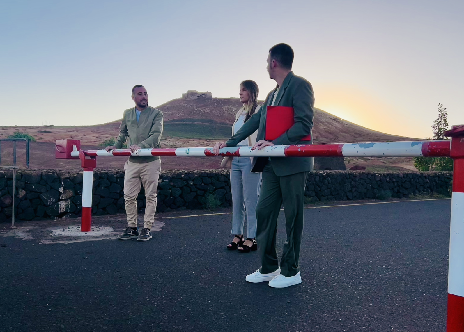 Los concejales Reyes, Galaěn y Asorey (PSOE) en la subida al Castillo de Santa de Santa Baěrbara este viernes.