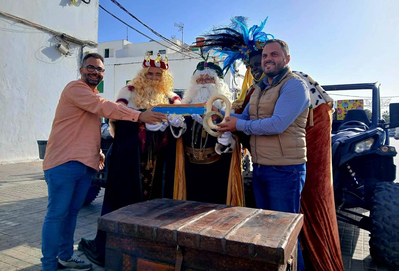 Los Reyes Magos recorren los barrios de Arrecife