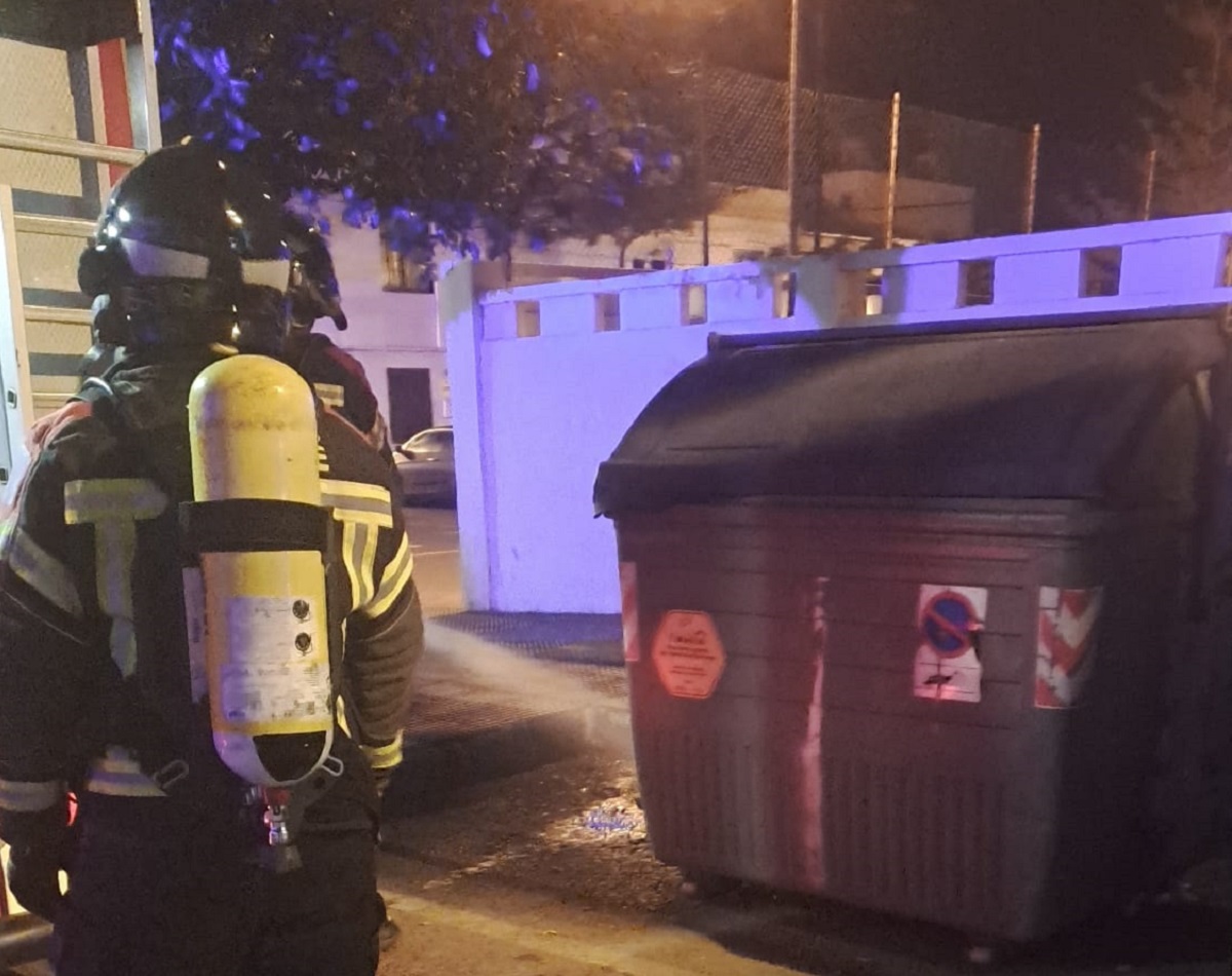 Basura ardiendo junto a un contenedor en Arrecife. Foto: Consorcio de Seguridad y Emergencias.