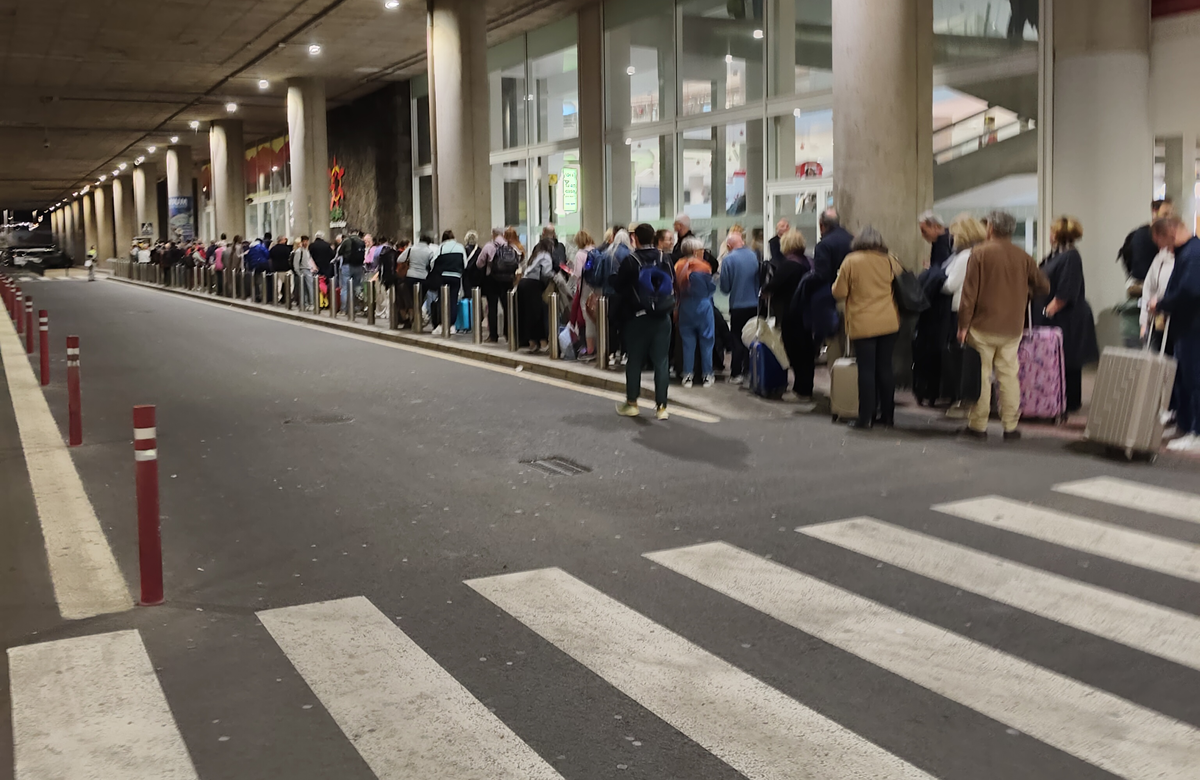 Colas para coger taxis en el aeropuerto