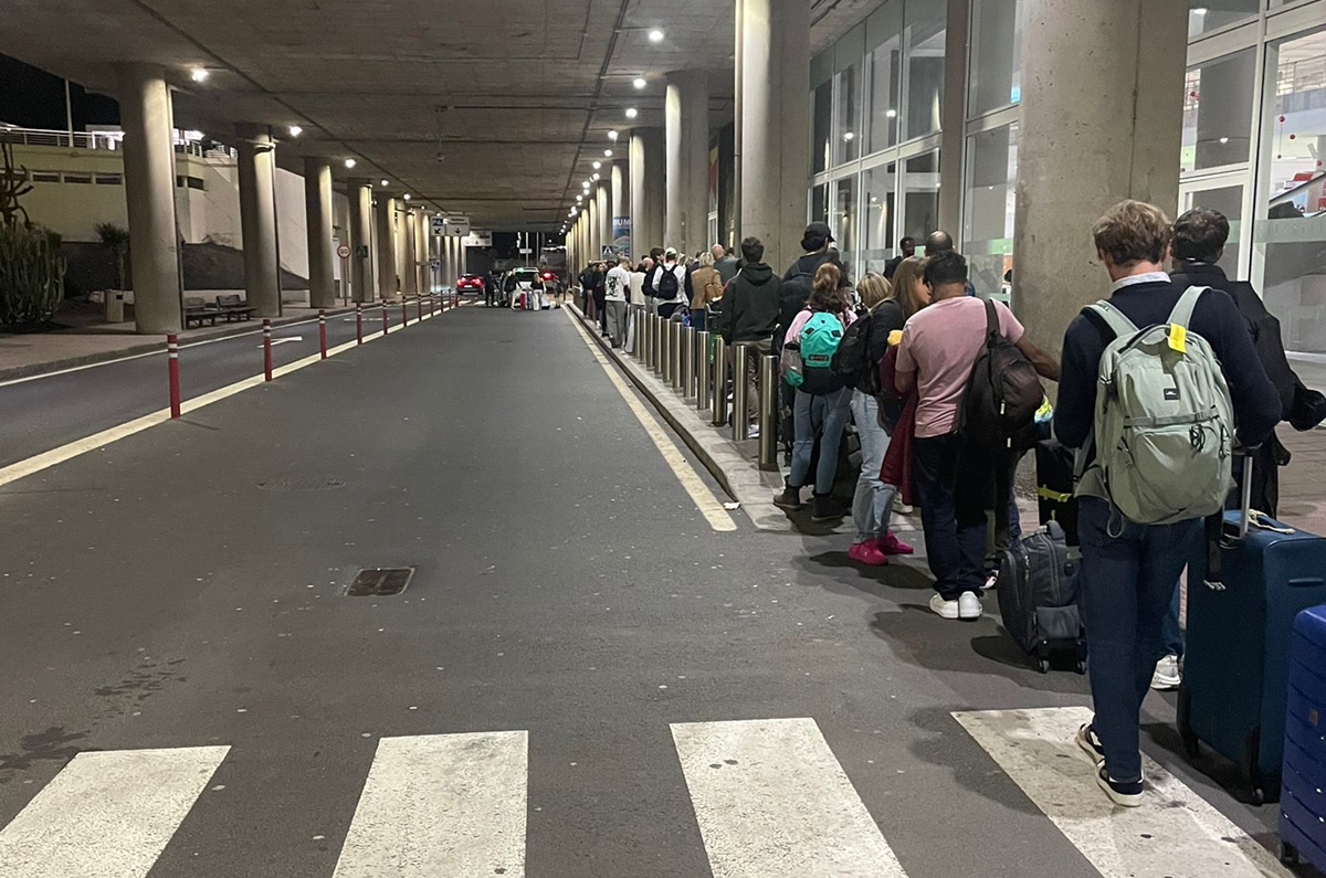 Largas colas para coger un taxi en el aeropuerto de Lanzarote el pasado 1 de enero