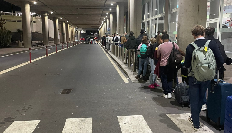 Largas colas para coger un taxi en el aeropuerto de Lanzarote el pasado 1 de enero