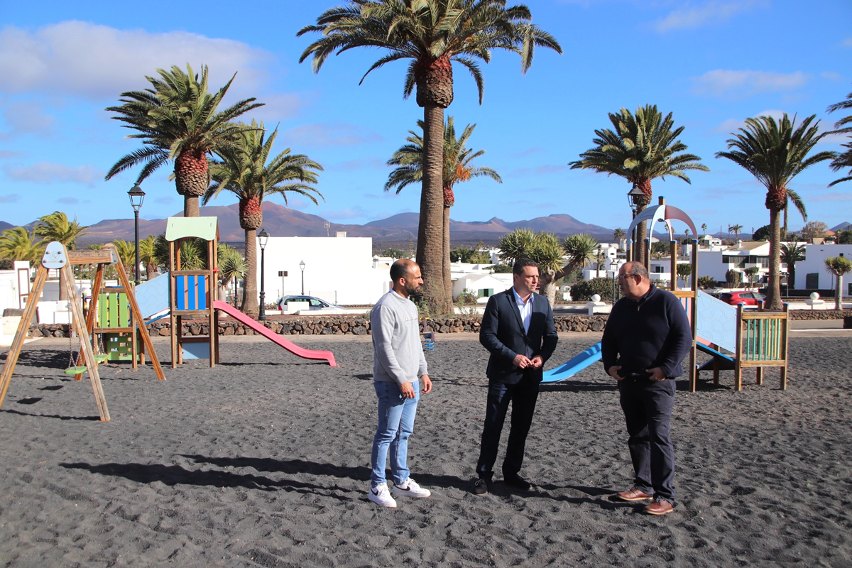 El equipo de gobierno municipal de Yaiza en el lugar donde se llevará a cabo el proyecto