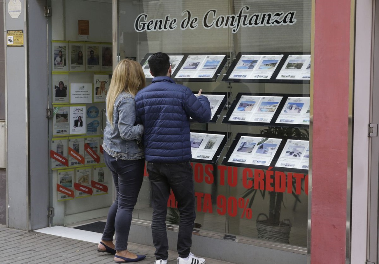 Una pareja busca vivienda. Alquiler.