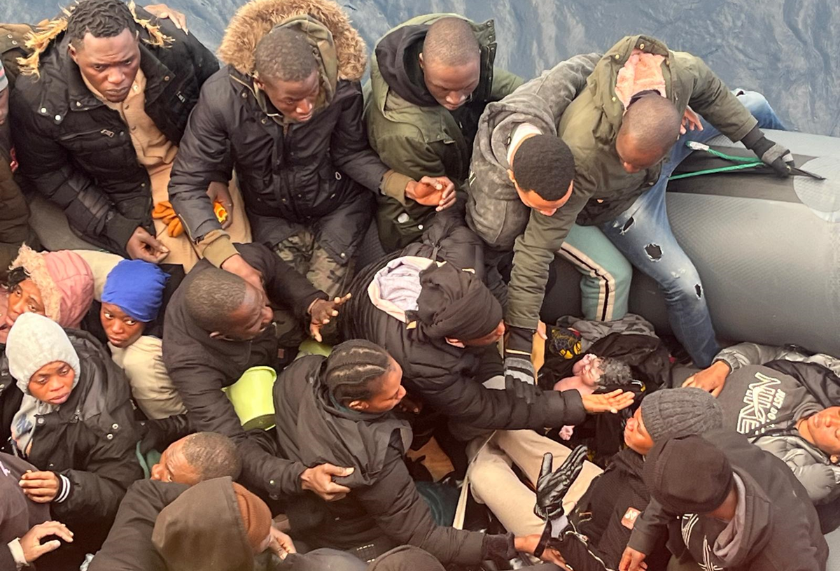 El bebé recién nacido junto al resto de personas que viajaban en la patera