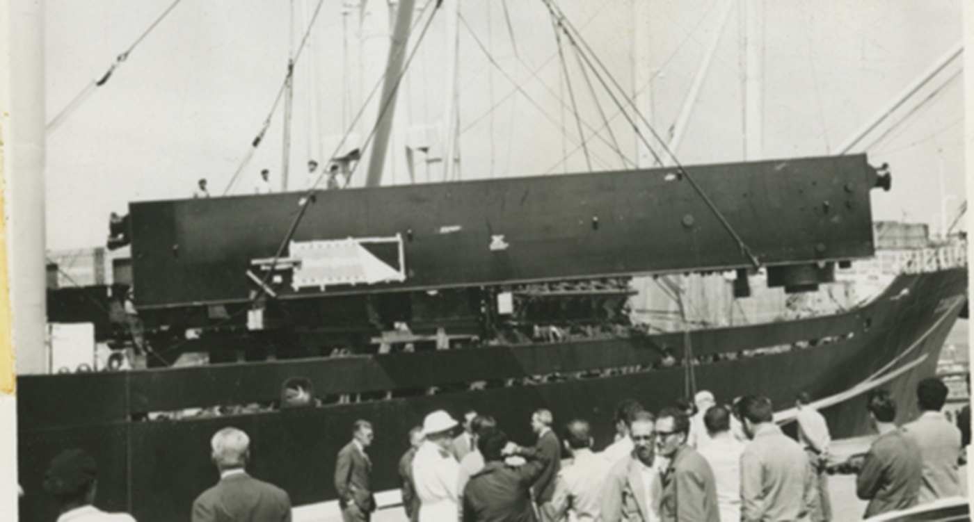 En 1964 llega a la isla el grueso de la maquinaria para construir la desalinizadora. Agua.