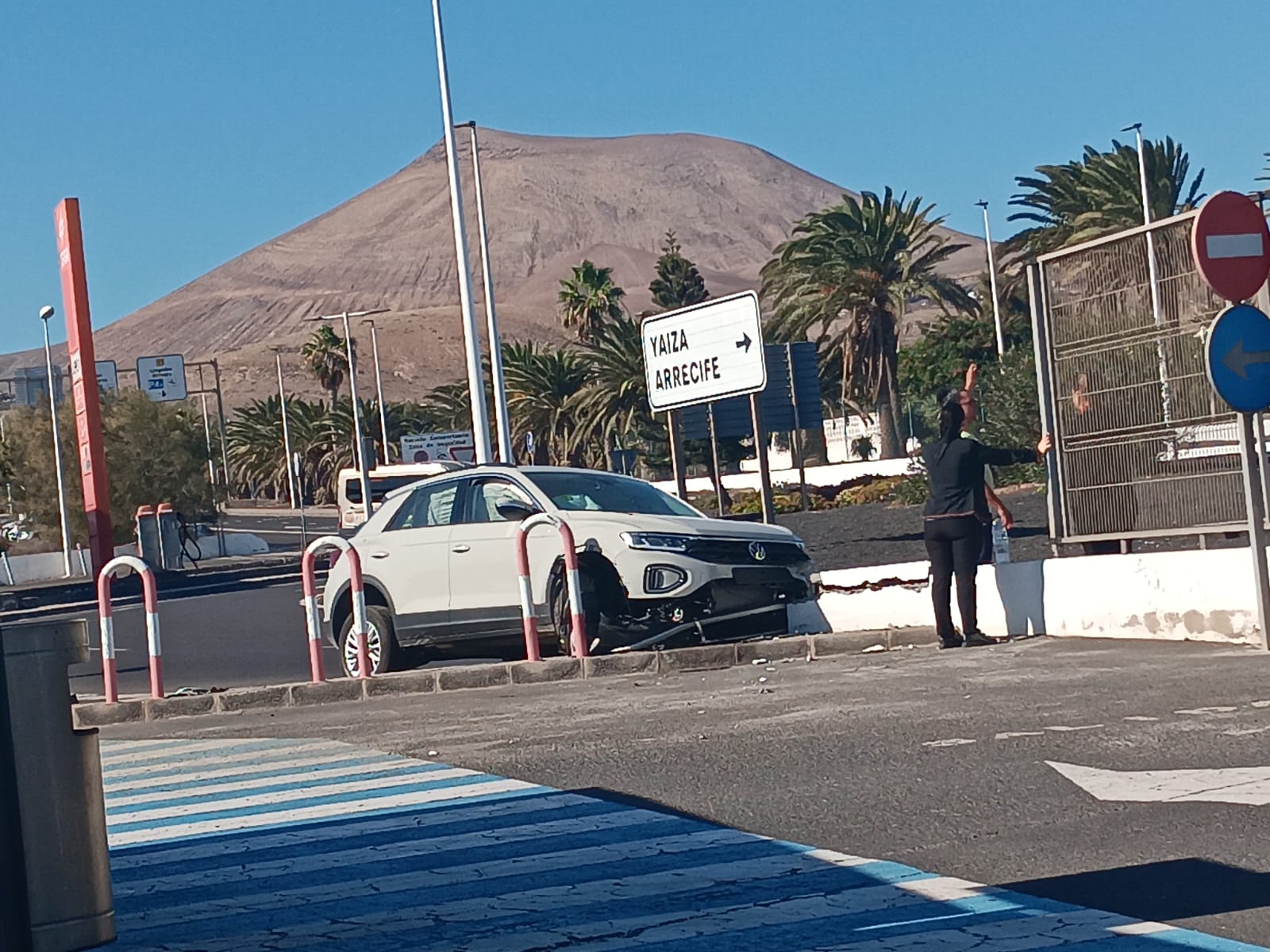 Vehículo que colisionó contra un muro en la entrada del Aeropuerto de Lanzarote.