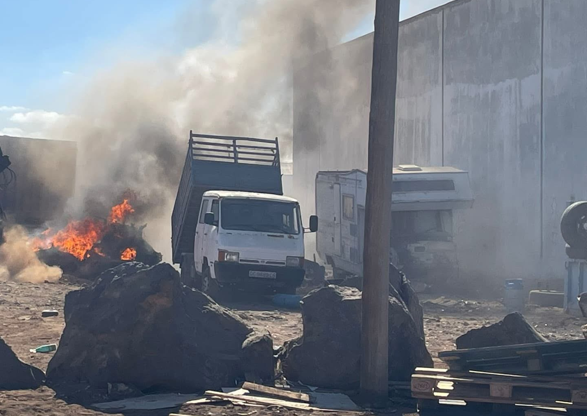 Incendio de un vehículo abandonado en Arrecife