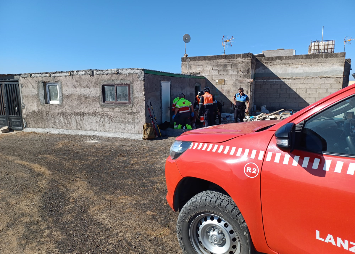 Momento del rescate de las dos personas en el faro de Pechiguera