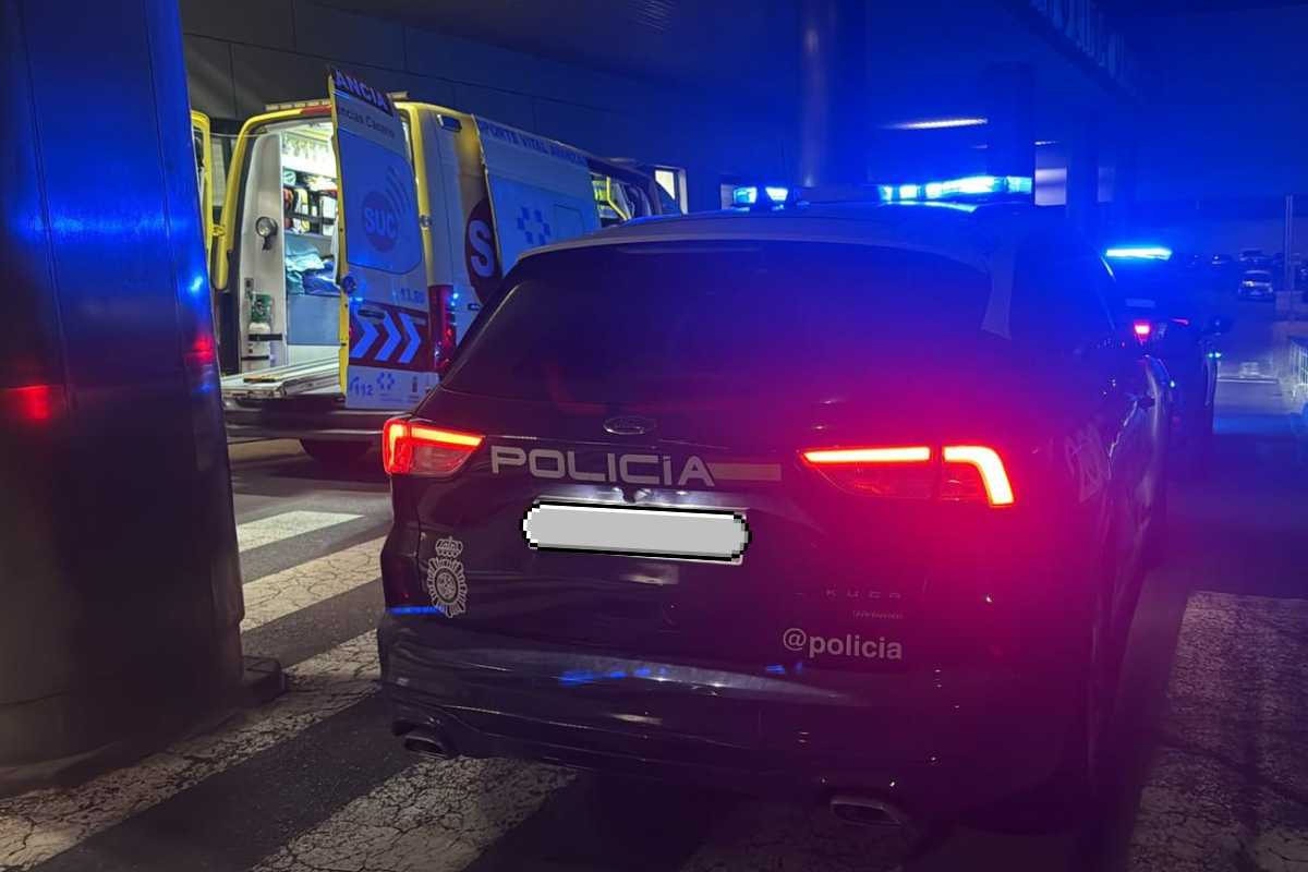 Un vehículo de Policía Nacional junto a una ambulancia. 