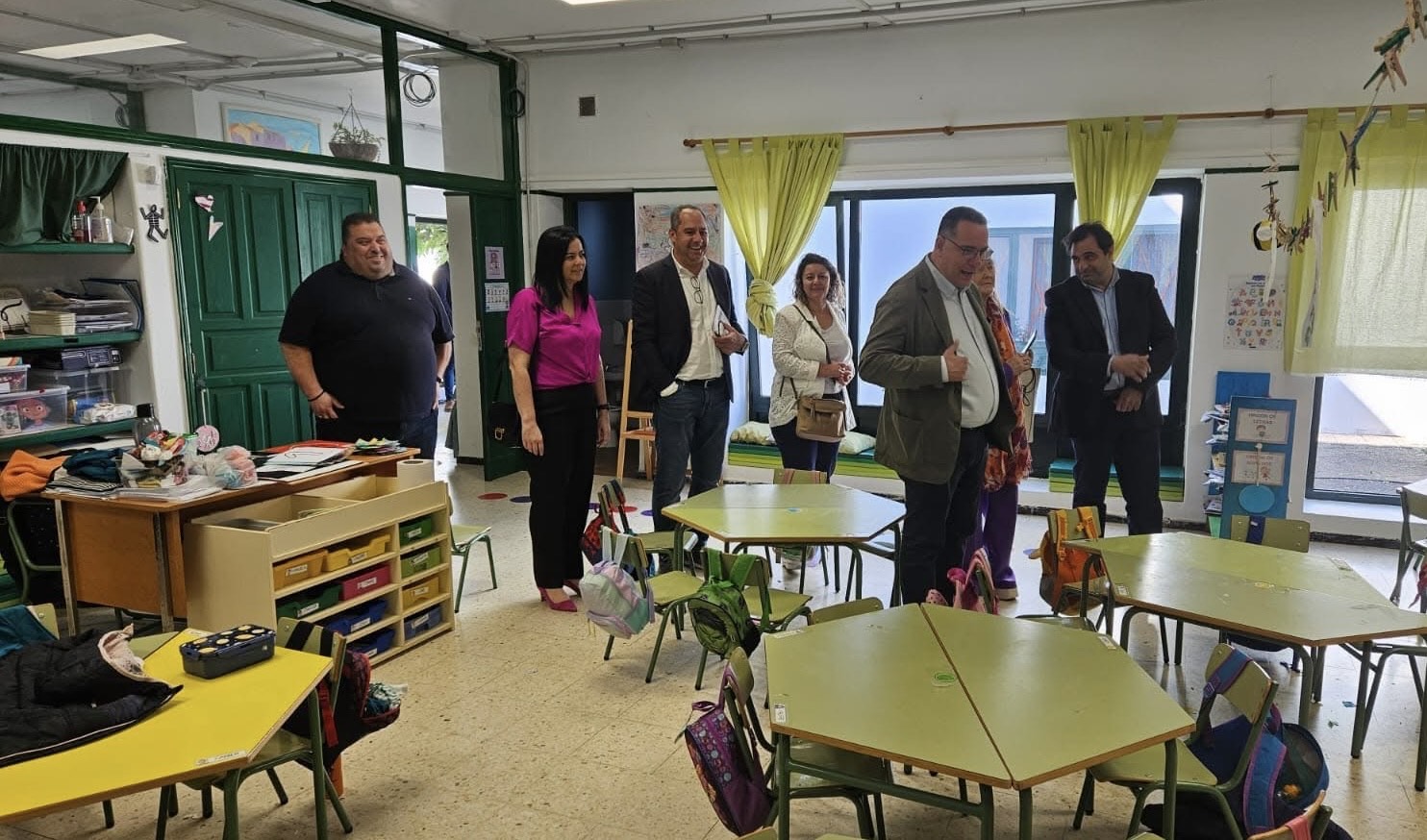 El consejero de Educación del Gobierno de Canarias, Poli Suárez, durante una de sus visitas al CEIP de Playa Blanca