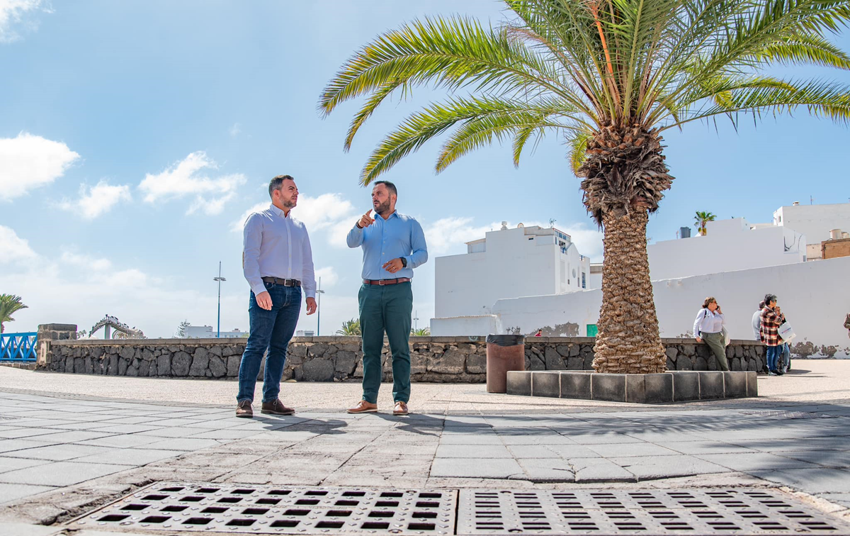 El alcalde de Arrecife, Yonathan de León, y el vicepresidente del Cabildo, Jacobo Medina, en la zona de las Cuatros Esquinas