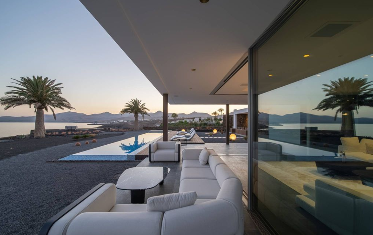 Exteriores de la villa de lujo en venta en Lanzarote