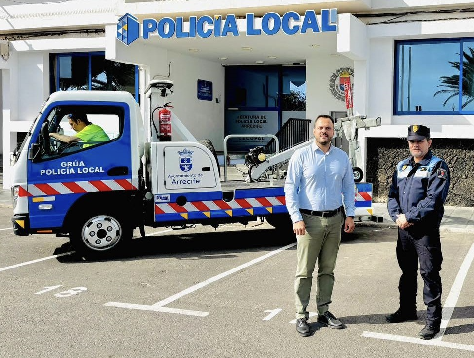 Yonathan de León junto a la nueva grúa de la Policía Local de Arrecife. 