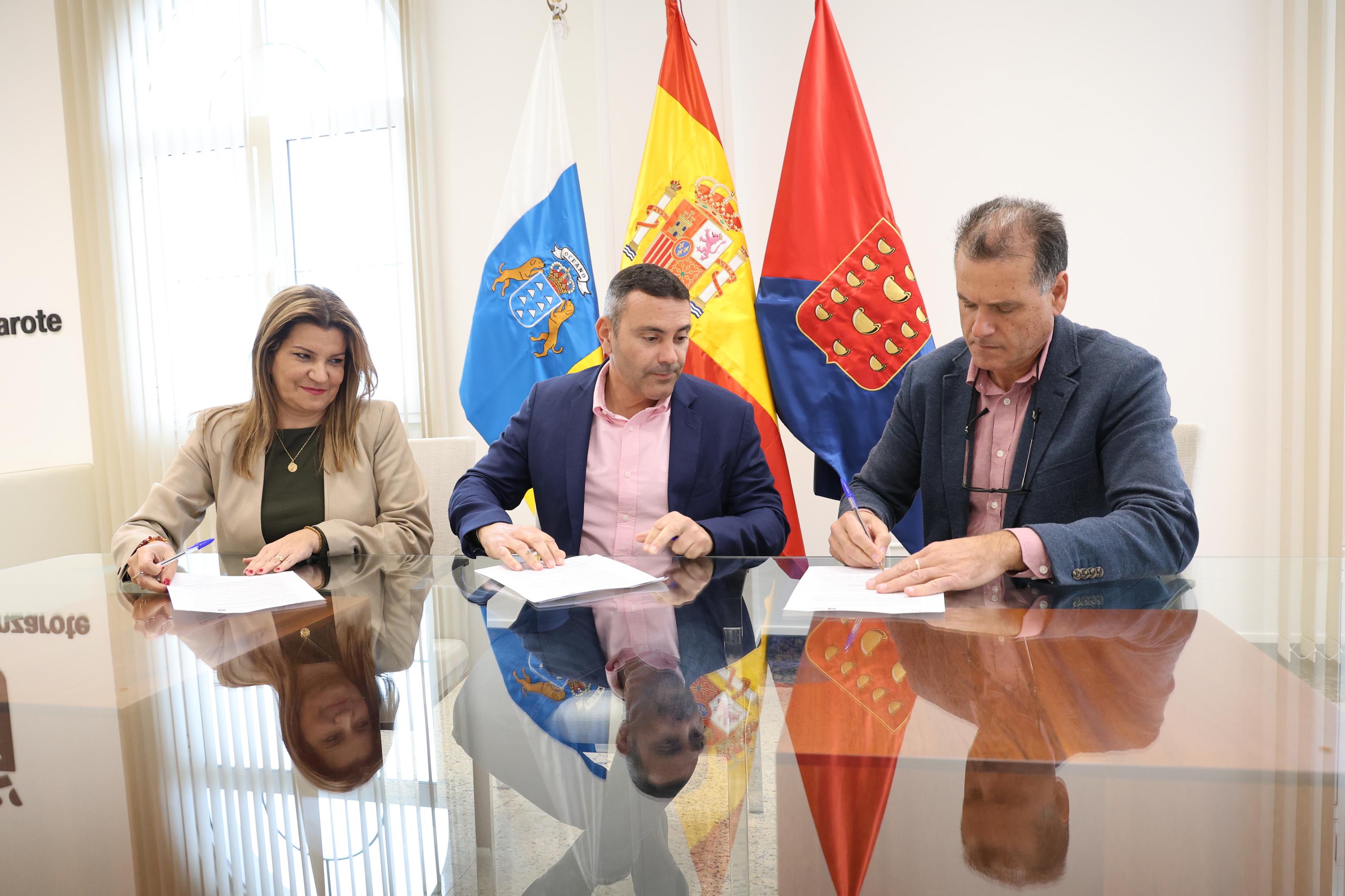 Firma del Convenio entre Red Tributaria Lanzarote y Consejo Insular de Aguas.