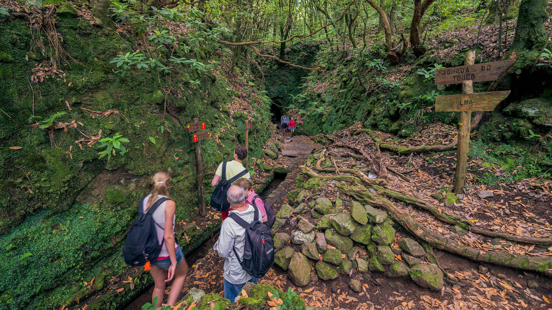 Turistas pasean junto a la levada  do Caldeirão Verde. Ecotasa.