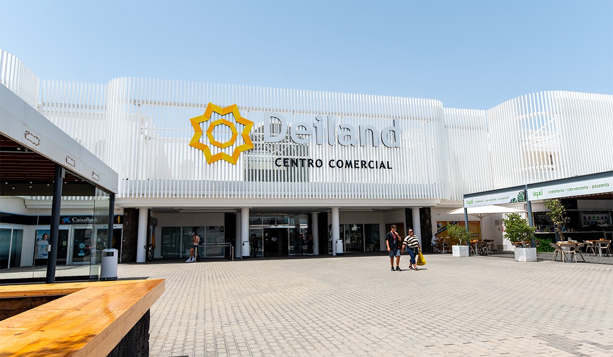 Entrada al Centro Comercial Deiland desde Playa Honda