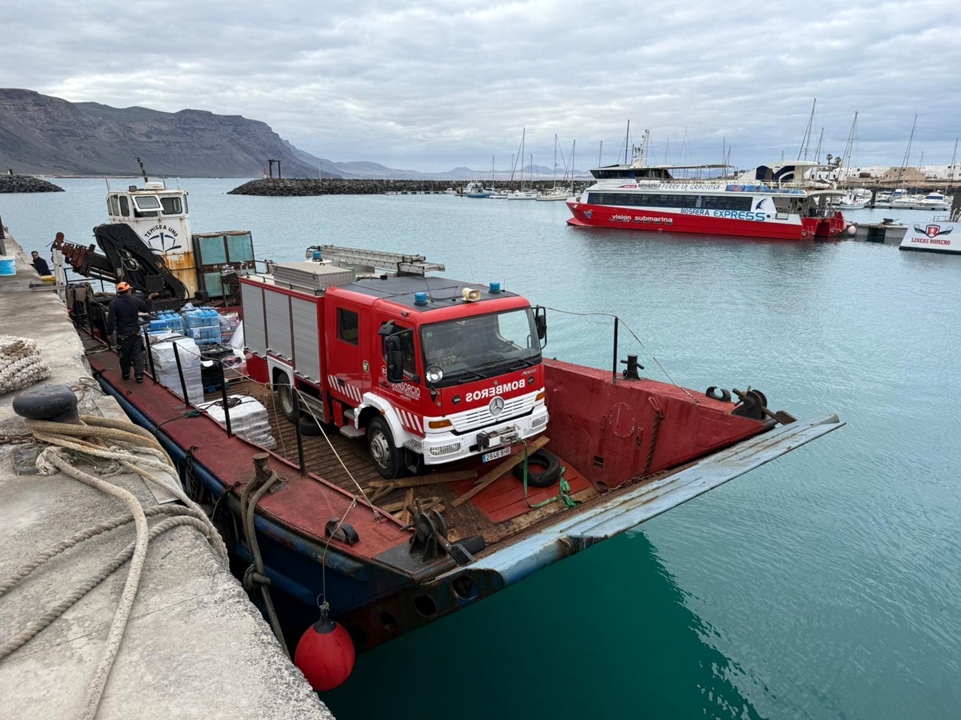 Momento del traslado del camión de bomberos a La Graciosa