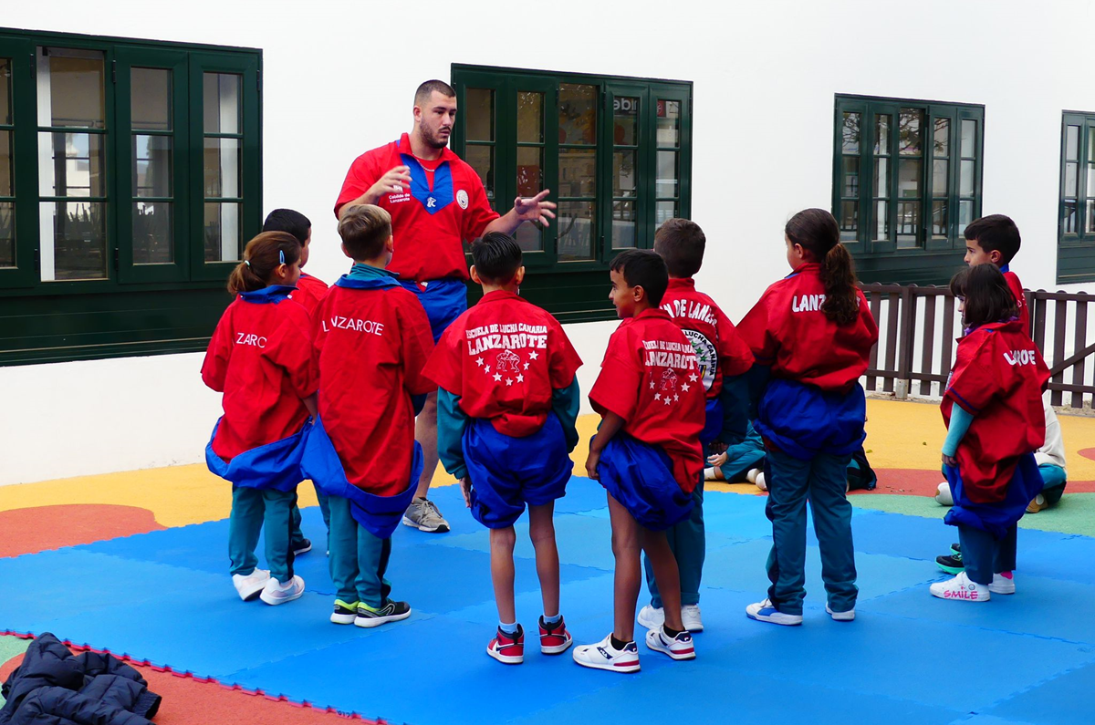 Niños practicando lucha canaria