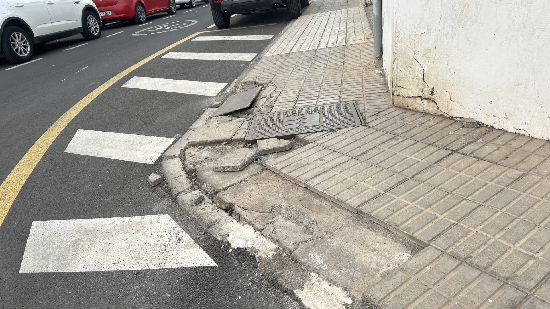 Estado de la acera en la calle La Carmen. 