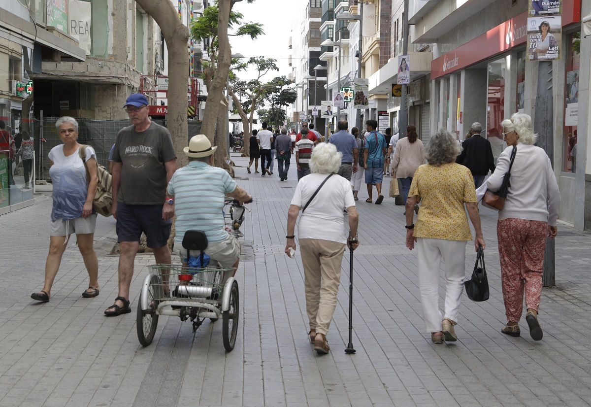 ciudadanos paseando por el centro de Arrecife. Pensiones.