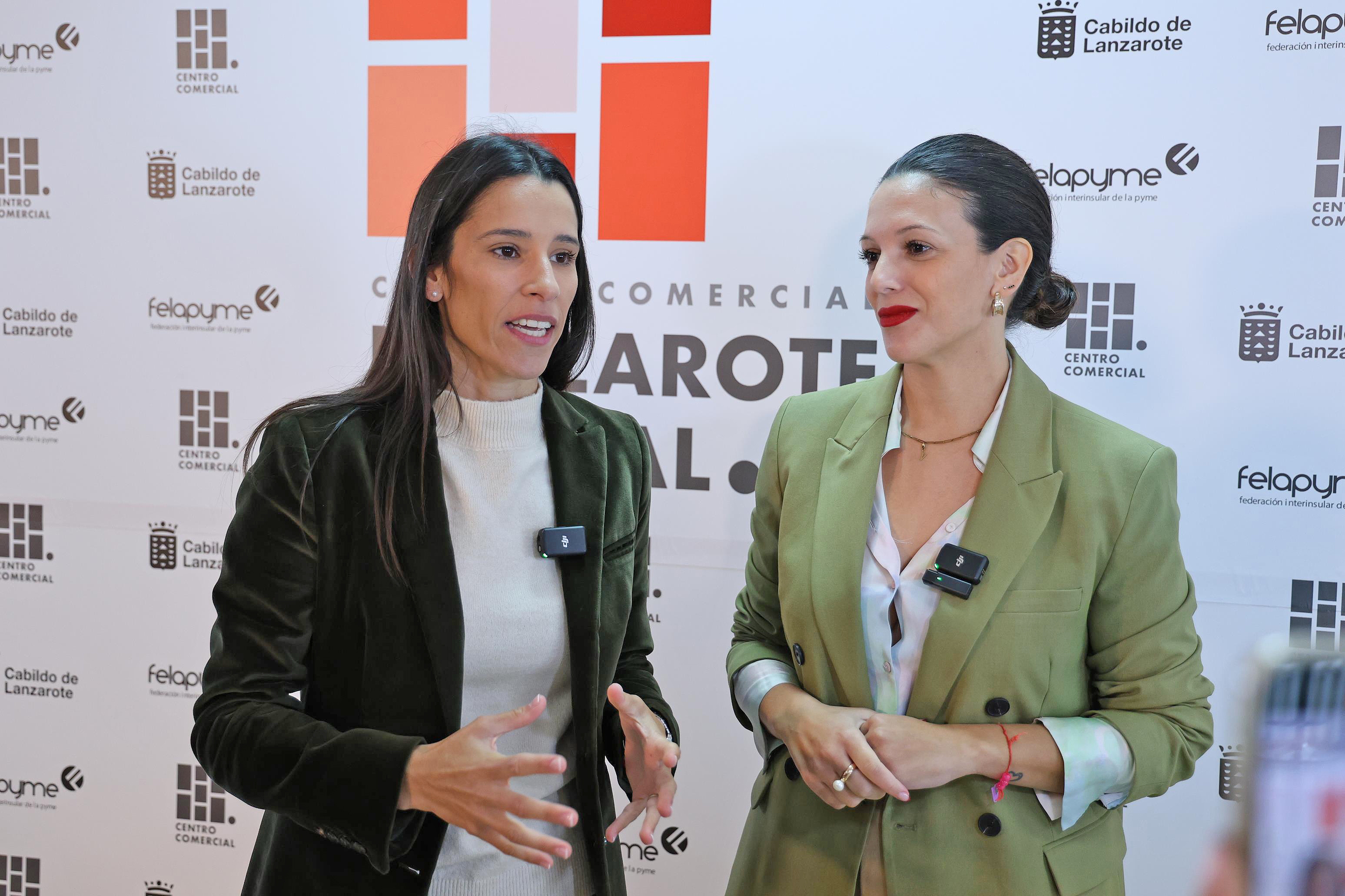 La consejera de Comercio del Cabildo de Lanzarote, Aroa Revelo Betancort, junto a la representante de Felapyme, Patricia Morales.