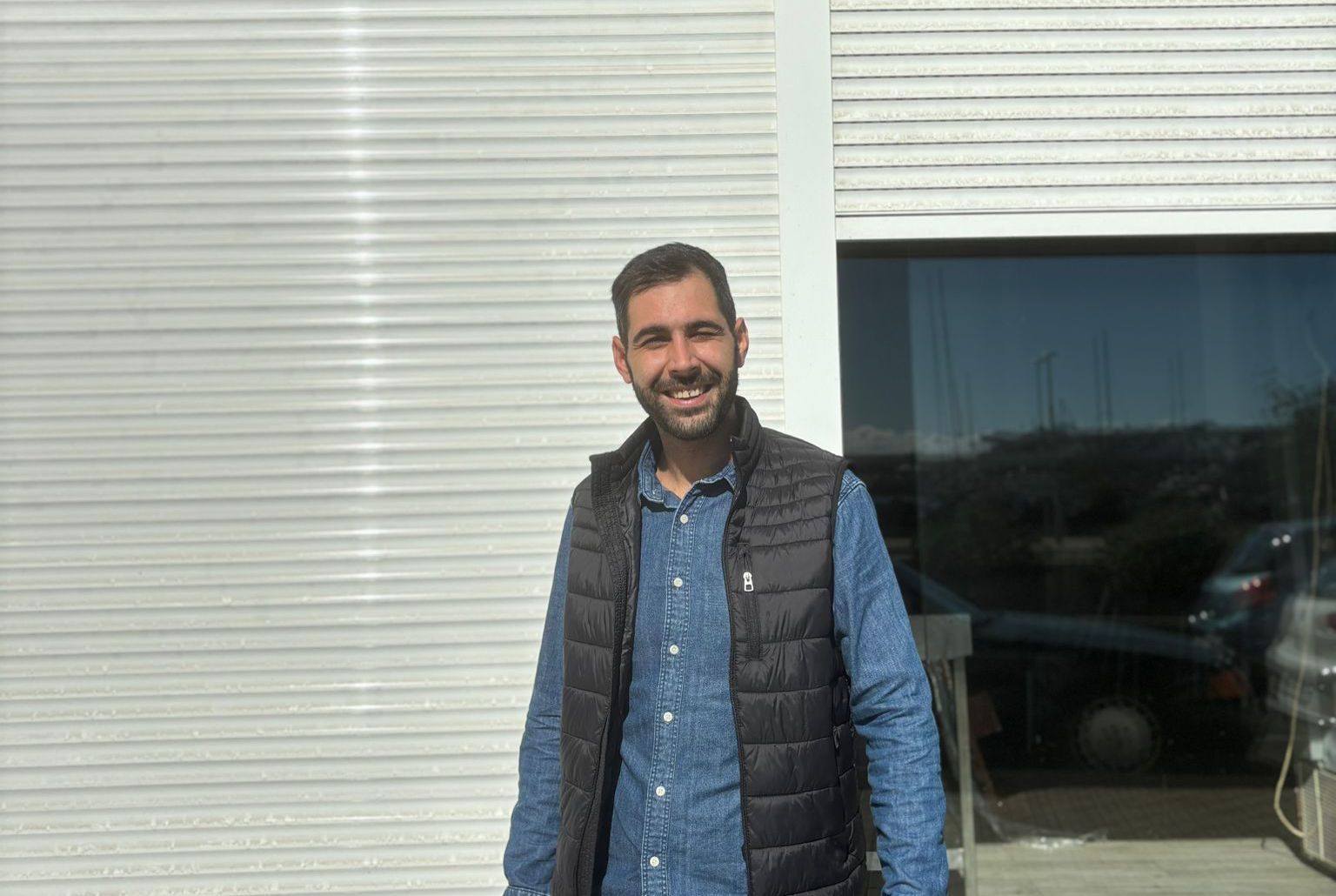 Luis Ramón Amorós a las puertas de su nuevo local frente a la Escuela de Pesca. Restaurante.