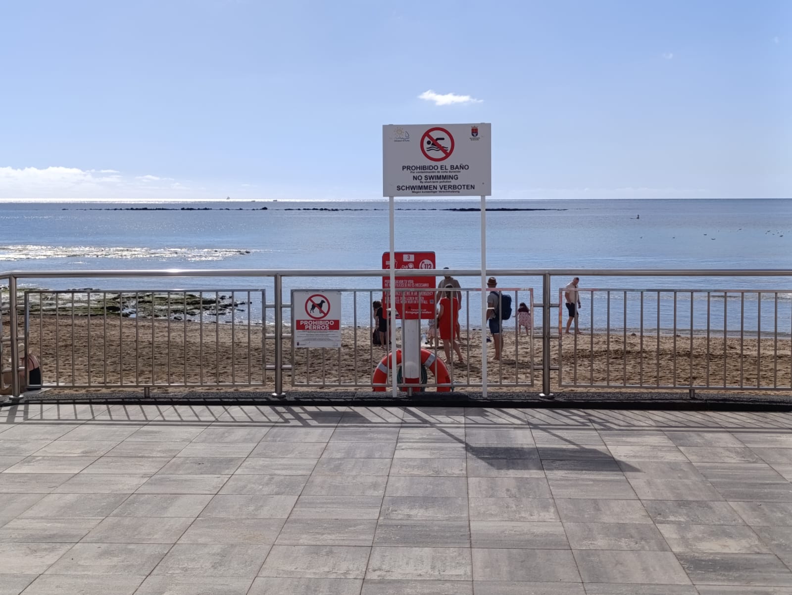 Prohibido el baño en la playa de El Reducto por vertidos de aguas fecales al mar. Foto: Ayuntamiento de Arrecife.