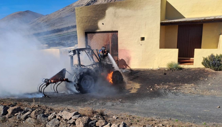 Tractor ardiendo