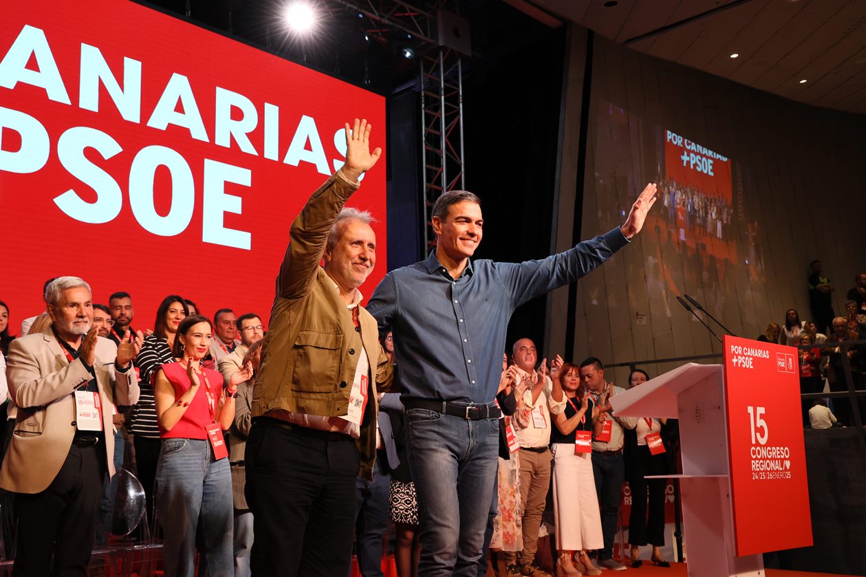 Ángel Víctor Torres junto a Pedro Sánchez