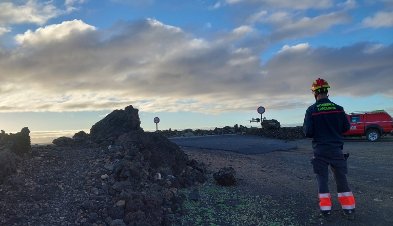 Un bombero del Consorcio de Seguridad y Emergencias de Lanzarote manejando un dron. 