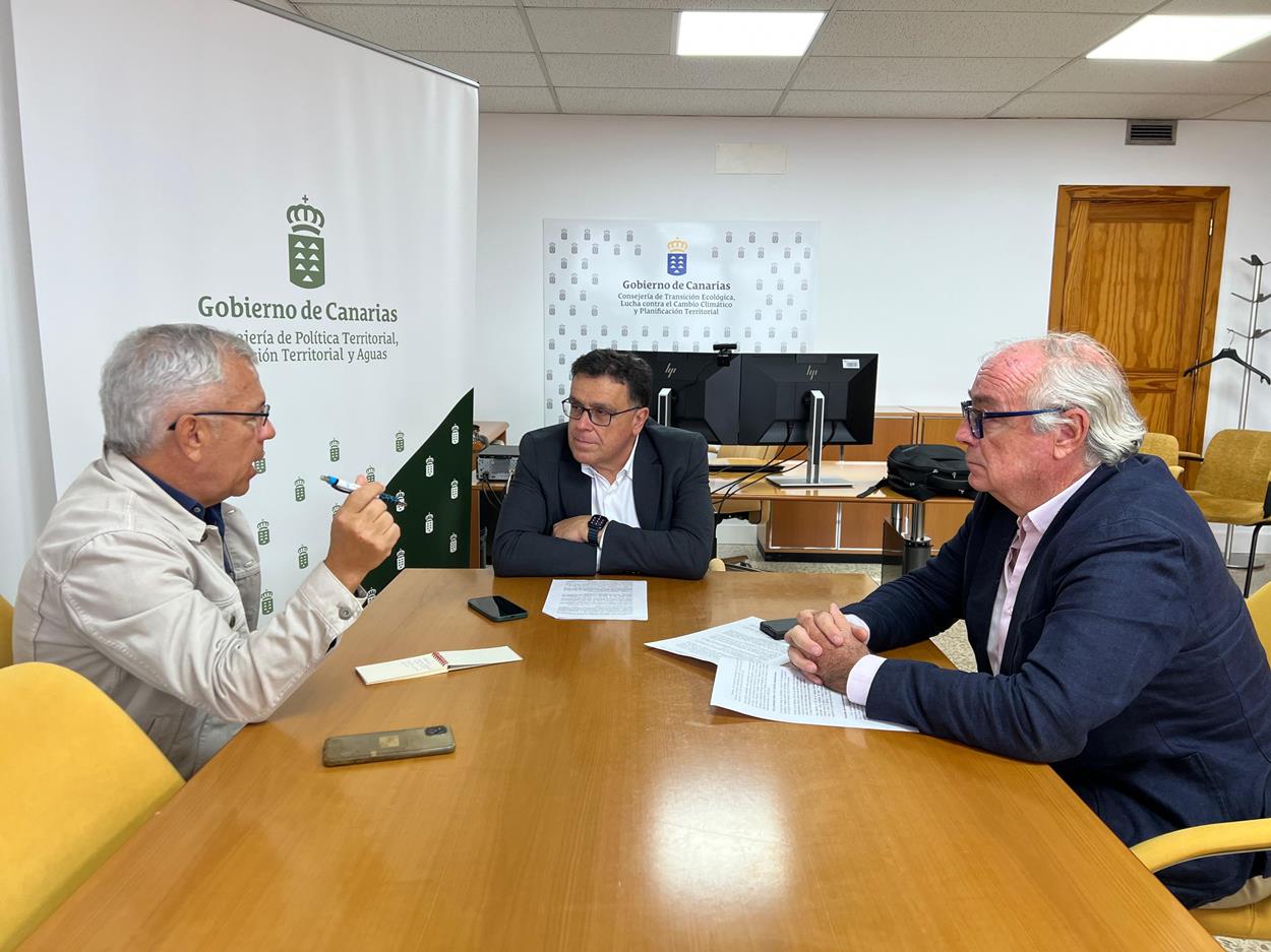  Reunión con el presidente de la Asociación Canarias, 1.500 km de costa