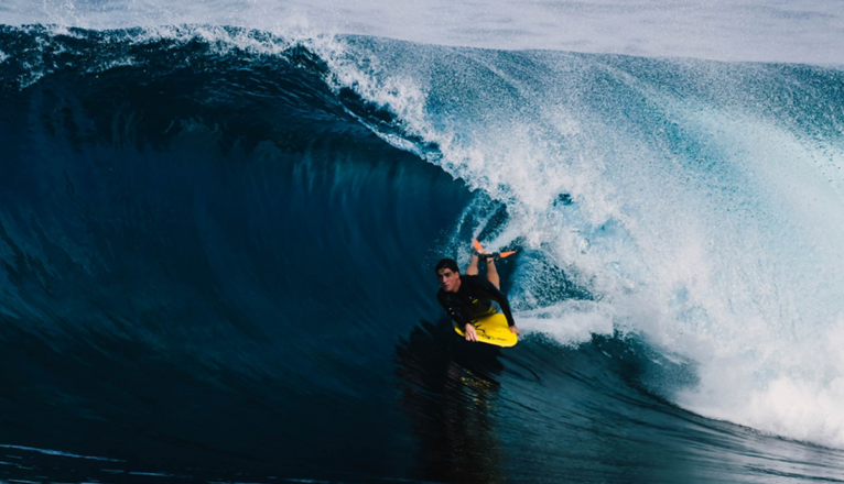 Armide surfeando una ola