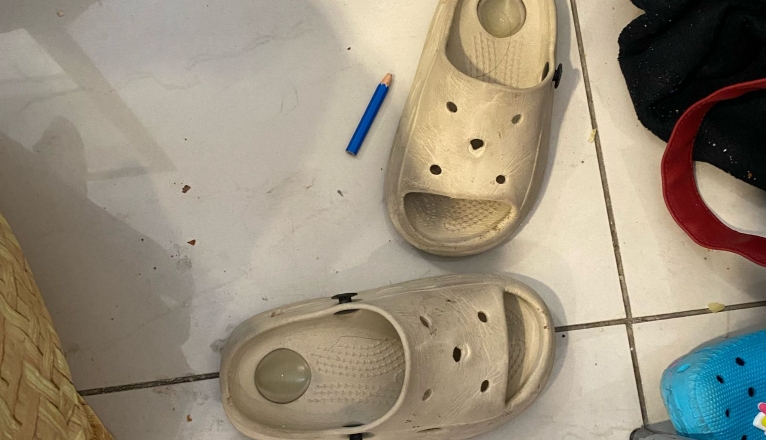 Las cholas de uno de los menores que duerme junto a su familia en el Aeropuerto. Foto: Andrea Domínguez. Las cholas de uno de los menores que duerme junto a su familia en el Aeropuerto. Foto: Andrea Domínguez.