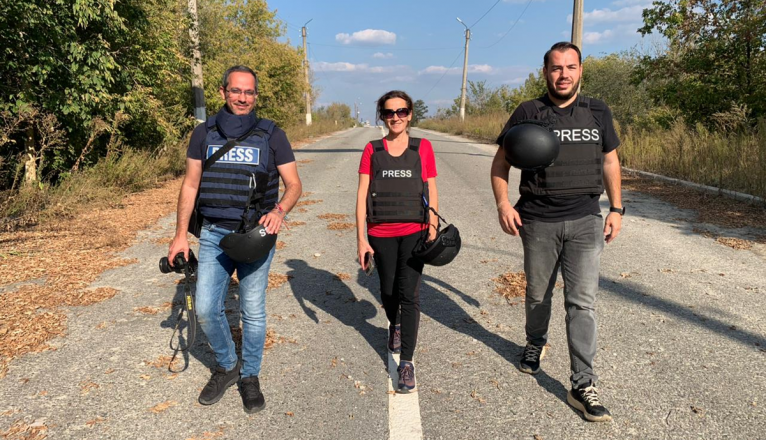Alberto Hugo Rojas junto a su equipo en 2023 en Kúpiansk, Ucrania. Foto: María Eulate Alberto Hugo Rojas junto a su equipo en 2023 en Kúpiansk, Ucrania. Foto: María Eulate