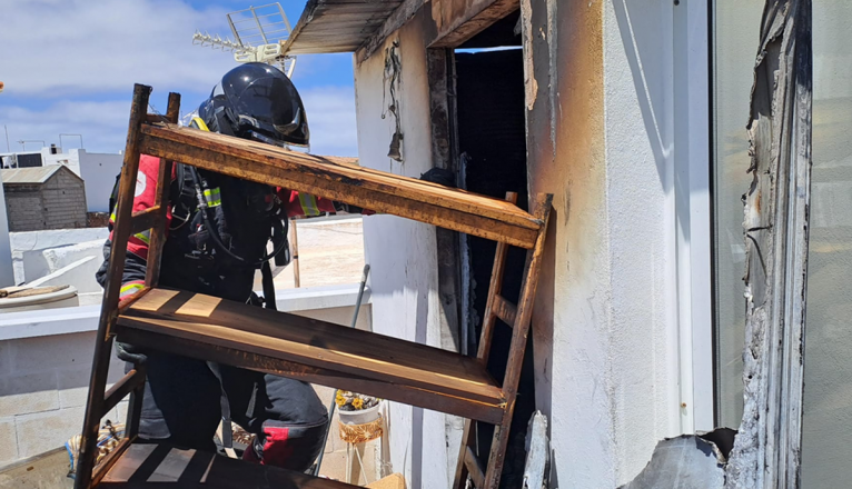 Bombero tras la extinción del incendio Bombero tras la extinción del incendio