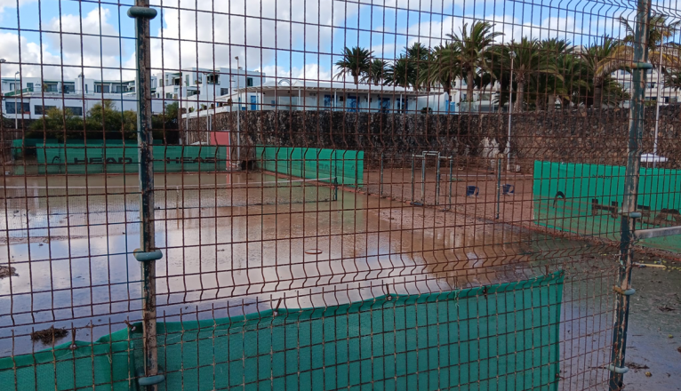 Canchas de tenis del Hotel Salinas con agua y barro Canchas de tenis del Hotel Salinas con agua y barro