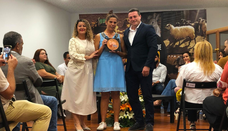 Representantes de Yaiza con una de las hijas del homenajeado Representantes de Yaiza con una de las hijas del homenajeado