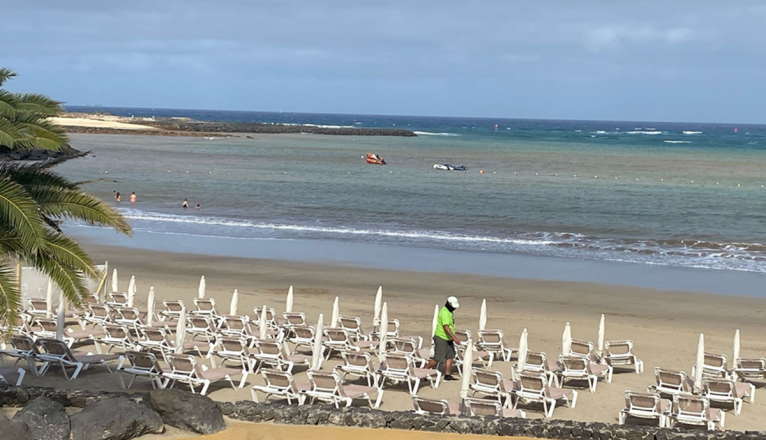 Personas bañándose en la playa de Las Cucharas. Foto: Andrea Domínguez Personas bañándose en la playa de Las Cucharas. Foto: Andrea Domínguez