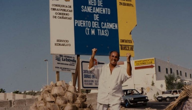 El artista César Manrique (1919 92) en la zona de Los Pocillos durante la manifestación que se celebró protestar por la construcción de un hotel en la playa en esa playa de Puerto del Carmen (Tías) en 1988. El artista César Manrique (1919 92) en la zona de Los Pocillos durante la manifestación que se celebró protestar por la construcción de un hotel en la playa en esa playa de Puerto del Carmen (Tías) en 1988.