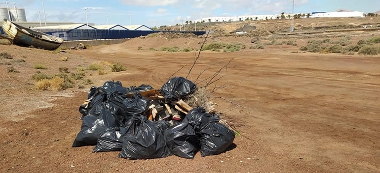 El Ayuntamiento de Arrecife limpia la playa de La Arena. Bolsas con los resiudos retirados (1)